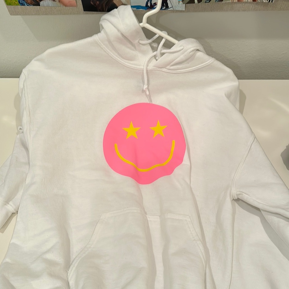 A very cute sweatshirt! Never worn! From an Instagram account!